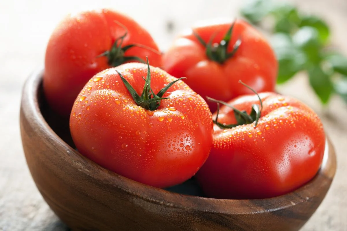 Doktor tuzsuz çiğ domatesin neden kan basıncını düşürmeye yardımcı olduğunu açıkladı