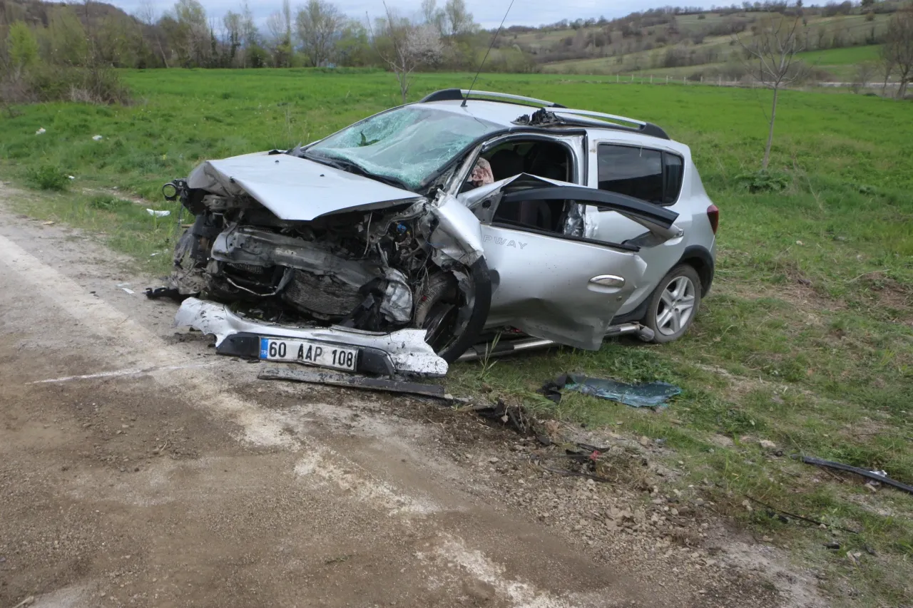 Tokat Trafik Kazası İki Otomobil Çarpıştı Nazife Çakmak Selcen Altay Ferhat Çakmak